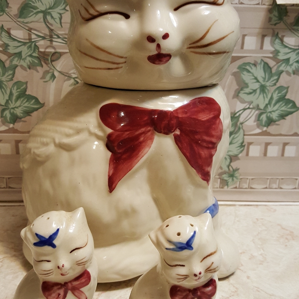 Vintage Shawnee Puss and Boots Cookie Jar with Salt and Pepper Shaker - Picture 10 of 13
